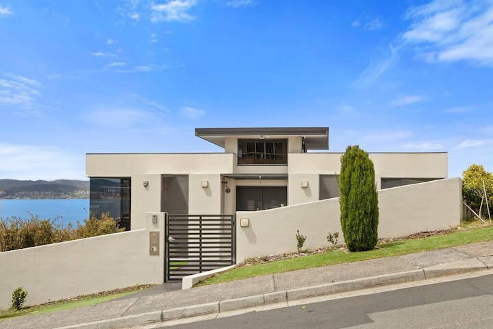 The View – 6BR, 4BA Luxury Home + Separate Studio. — Sandy Bay, TAS — vacation rental