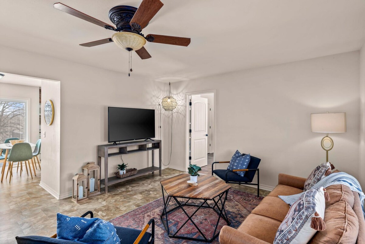 Pet-friendly Fayetteville vacation rental near Dickson Street entertainment district managed by Weekender Management