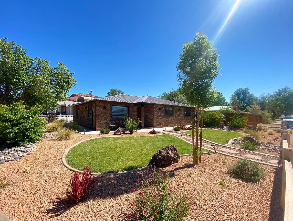 Near Zion. Sleeps 8. Big Yard & Private Hot Tub! — Kanab, UT — vacation rental