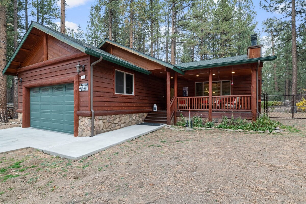 Modern, Steps to Summit, Relaxing Spa. Fireplace.