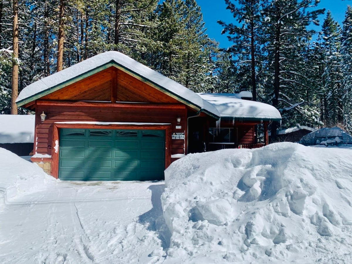 Modern, Steps to Summit, Relaxing Spa. Fireplace.
