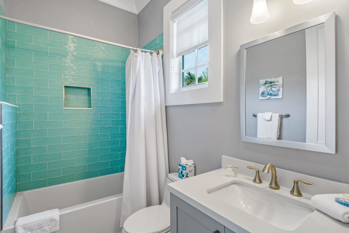 Springtide House - Luxury King Room