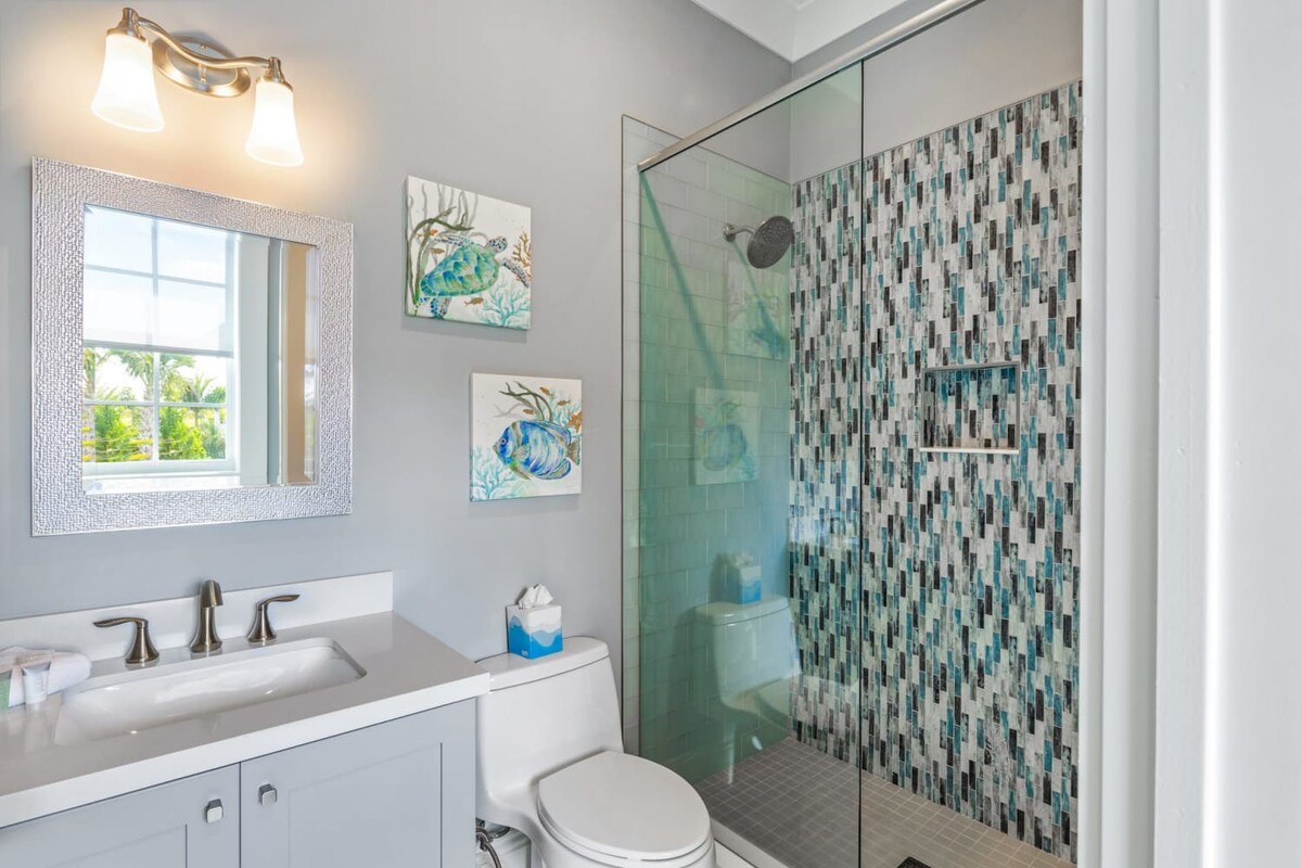 Springtide House - Luxury King Room