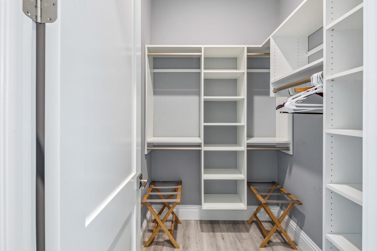 Springtide House - Luxury King Room
