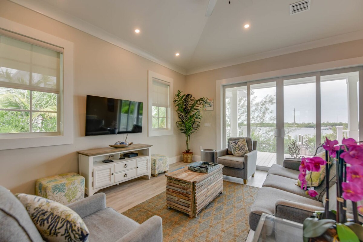 Springtide House - Luxury King Room