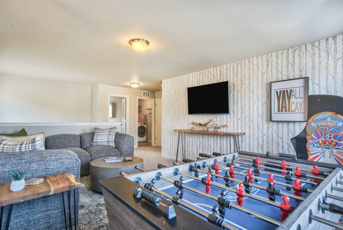 Lindenmere Estate! Chic Villa w Game Loft & BBQ — Monument, CO — vacation rental