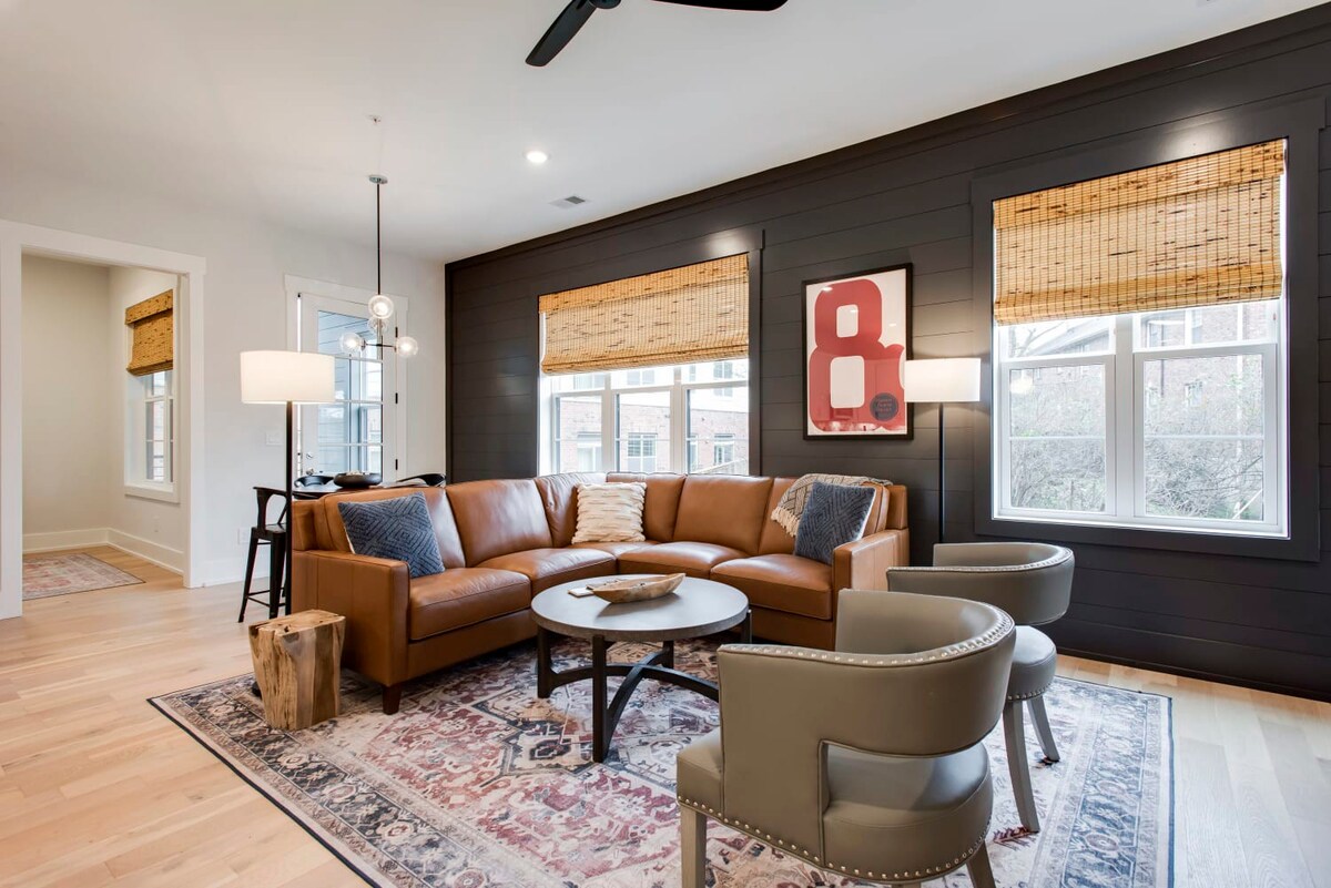 1-Story Condo Near Vandy, Elevator, Garage, Patio Two Bedroom with 1 King and 2 Queens, Walk to Campus and Centennial Park, 10 Mins to Downtown, 24 Hr Hospitality β Nashville, TN β vacation rental