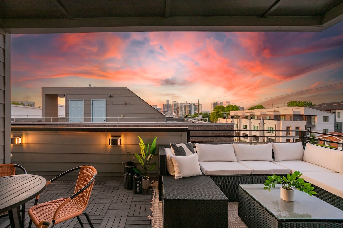 New Gulch, Rooftop, Deck View 1 Mile to Broadway! — Nashville, TN — vacation rental