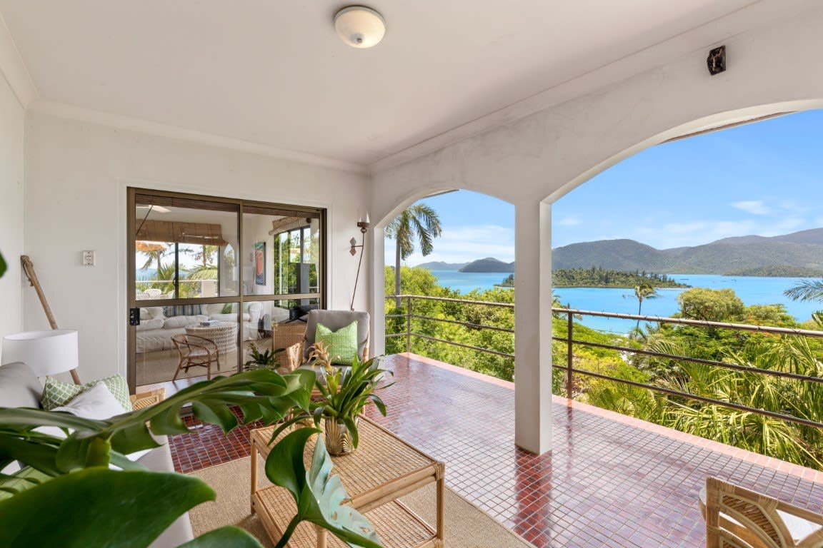 Shutehaven Beach House with Ocean Views. — Shute Harbour, Queensland — vacation rental