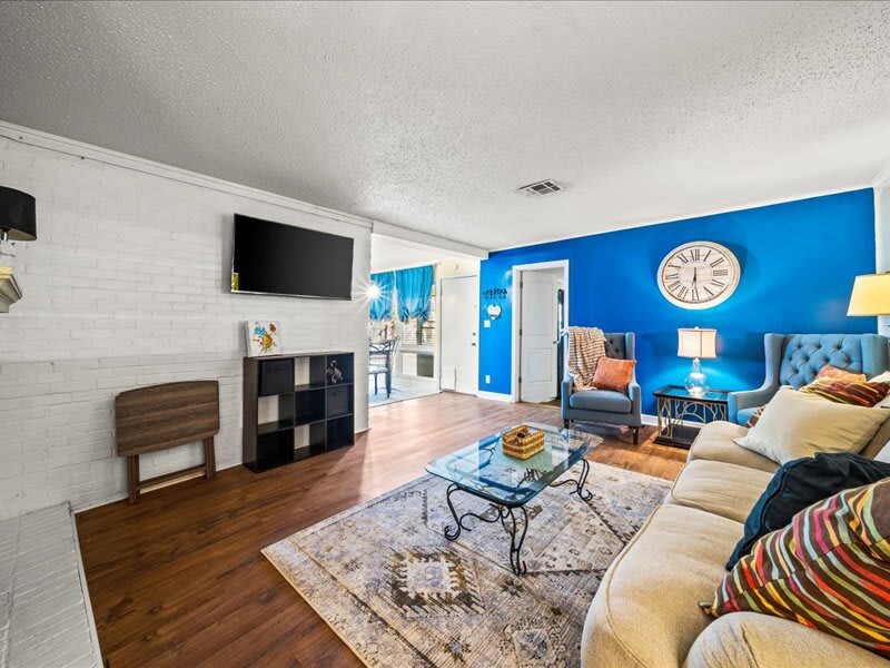 Large Backyard And Game Room - Spacious Charming Retreat - Tulsa, OK