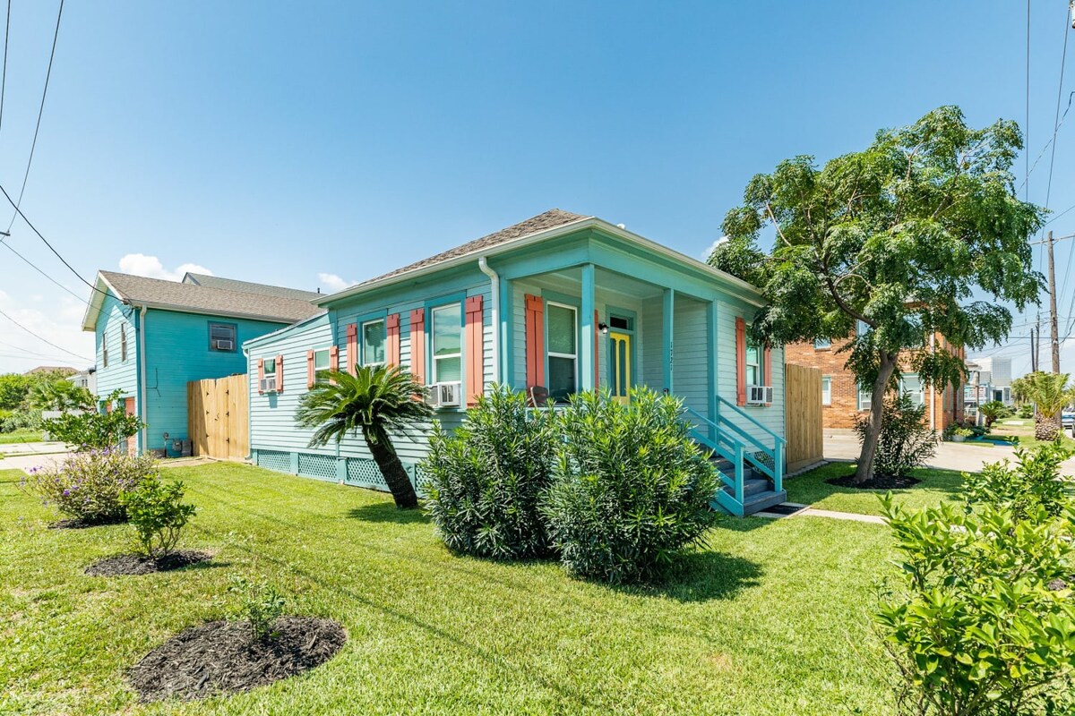 Casa Azul 2 Blocks to Beach Near Historic Strand Private Yard 5