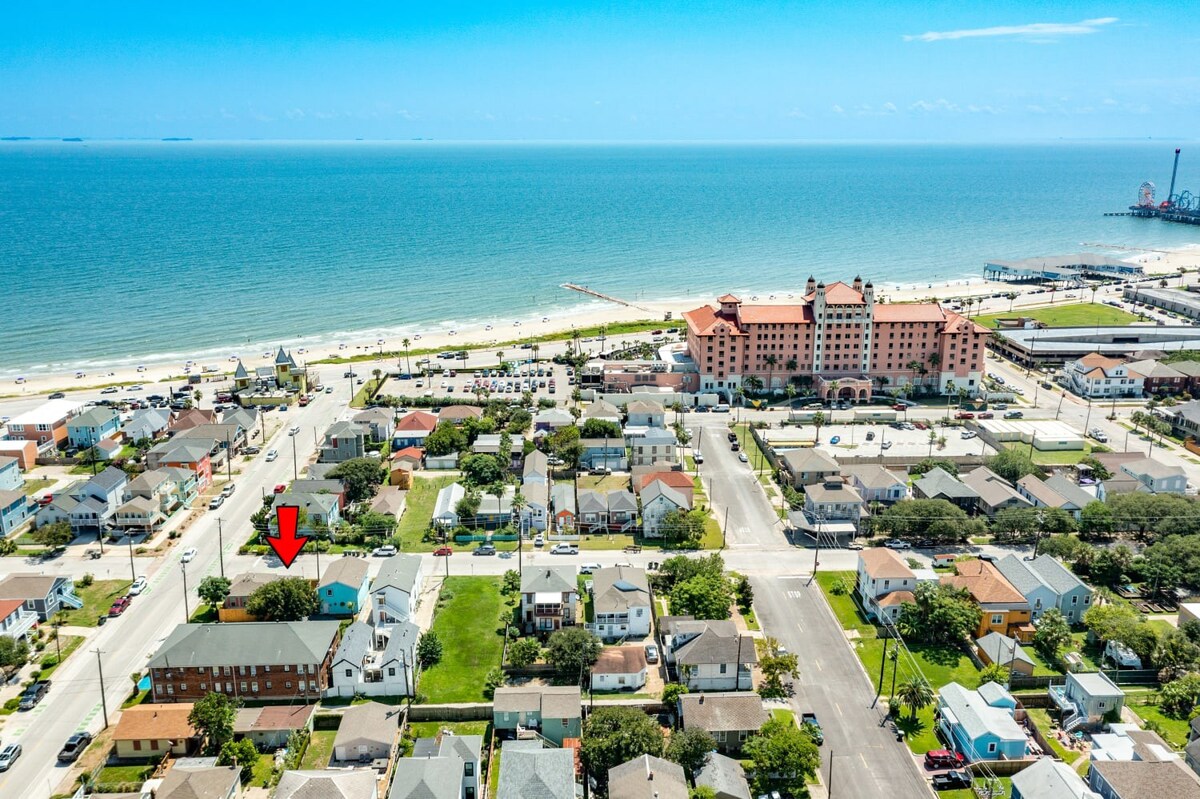 Casa Azul 2 Blocks to Beach Near Historic Strand Private Yard 6