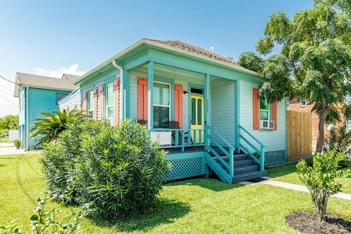 Casa Azul 2 Blocks to Beach Near Historic Strand Private Yard