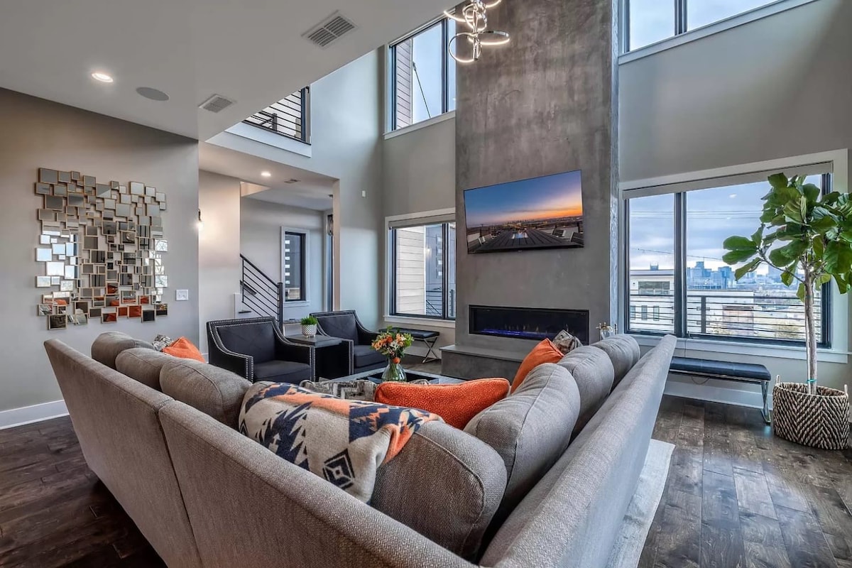 Skyline View Mansion, Hot Tub, Close To Downtown   |    Less than 10 Mins to 5 Points and Broadway, 3 Spacious Suites, Workspace,  Garage Spaces and Ample Parking, 24 Hr Hospitality — Nashville, TN — vacation rental