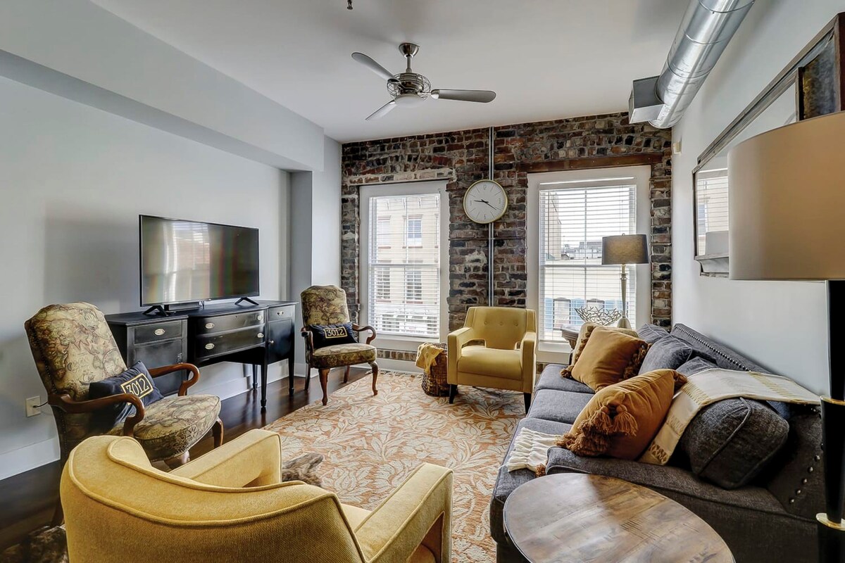 Old Towne Loft on Broughton -Steps to Everything! — Savannah, GA — vacation rental