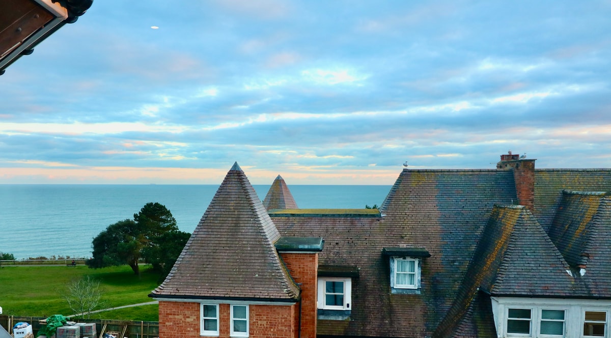 Luxury Penthouse 2-Bed Apt w/ Sea View, Gym & PKG