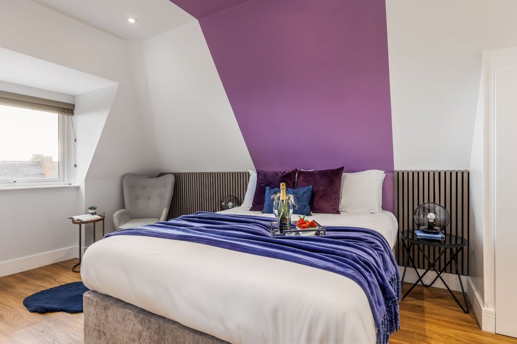 Luxury Penthouse 2-Bed Apt w/ Sea View, Gym & PKG
