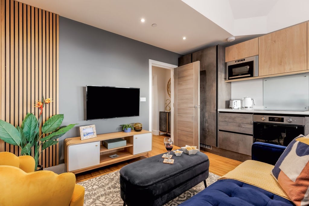 Luxury Penthouse 2-Bed Apt w/ Sea View, Gym & PKG