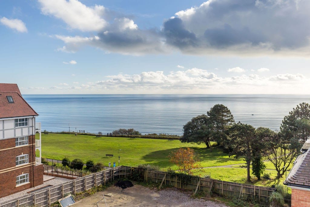Luxury Penthouse 2-Bed Apt w/ Sea View, Gym & PKG
