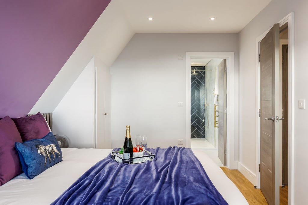Luxury Penthouse 2-Bed Apt w/ Sea View, Gym & PKG