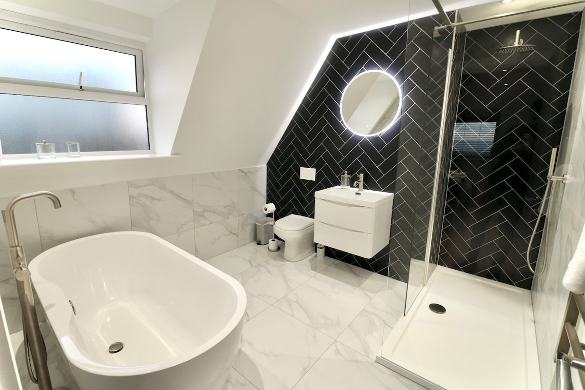 Luxury Penthouse 2-Bed Apt w/ Sea View, Gym & PKG