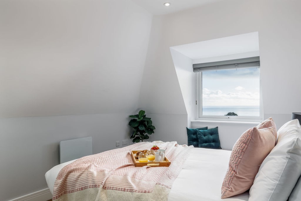Luxury Penthouse 2-Bed Apt w/ Sea View, Gym & PKG
