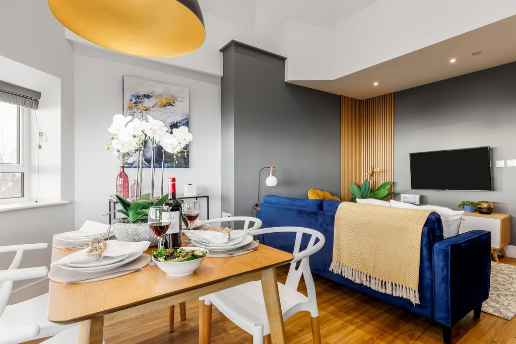 Luxury Penthouse 2-Bed Apt w/ Sea View, Gym & PKG