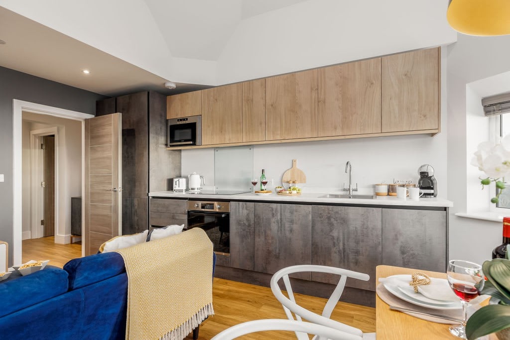 Luxury Penthouse 2-Bed Apt w/ Sea View, Gym & PKG