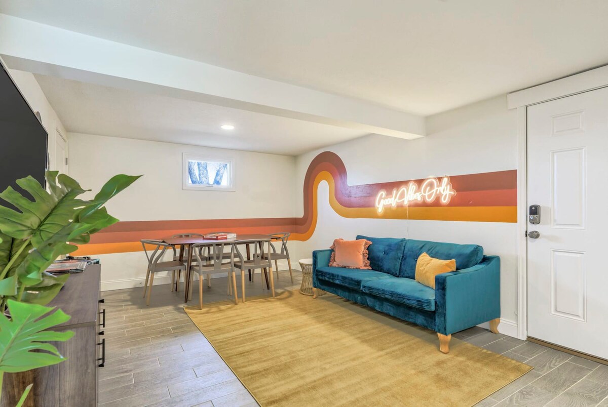 Skyline Vibes! Groovy 70s Style! City & Mtn Views! โ Colorado Springs, CO โ vacation rental