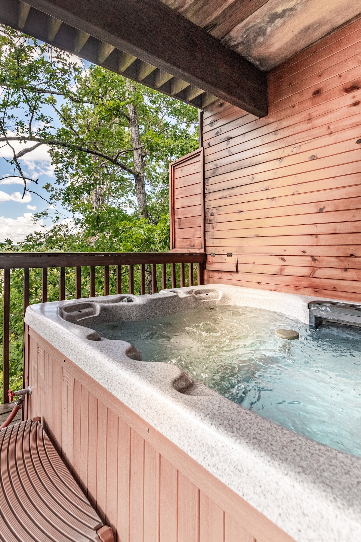 Spacious Cabin, Sleeps 6・Deck, Hot Tub, Near Dolly — Pigeon Forge, TN — vacation rental