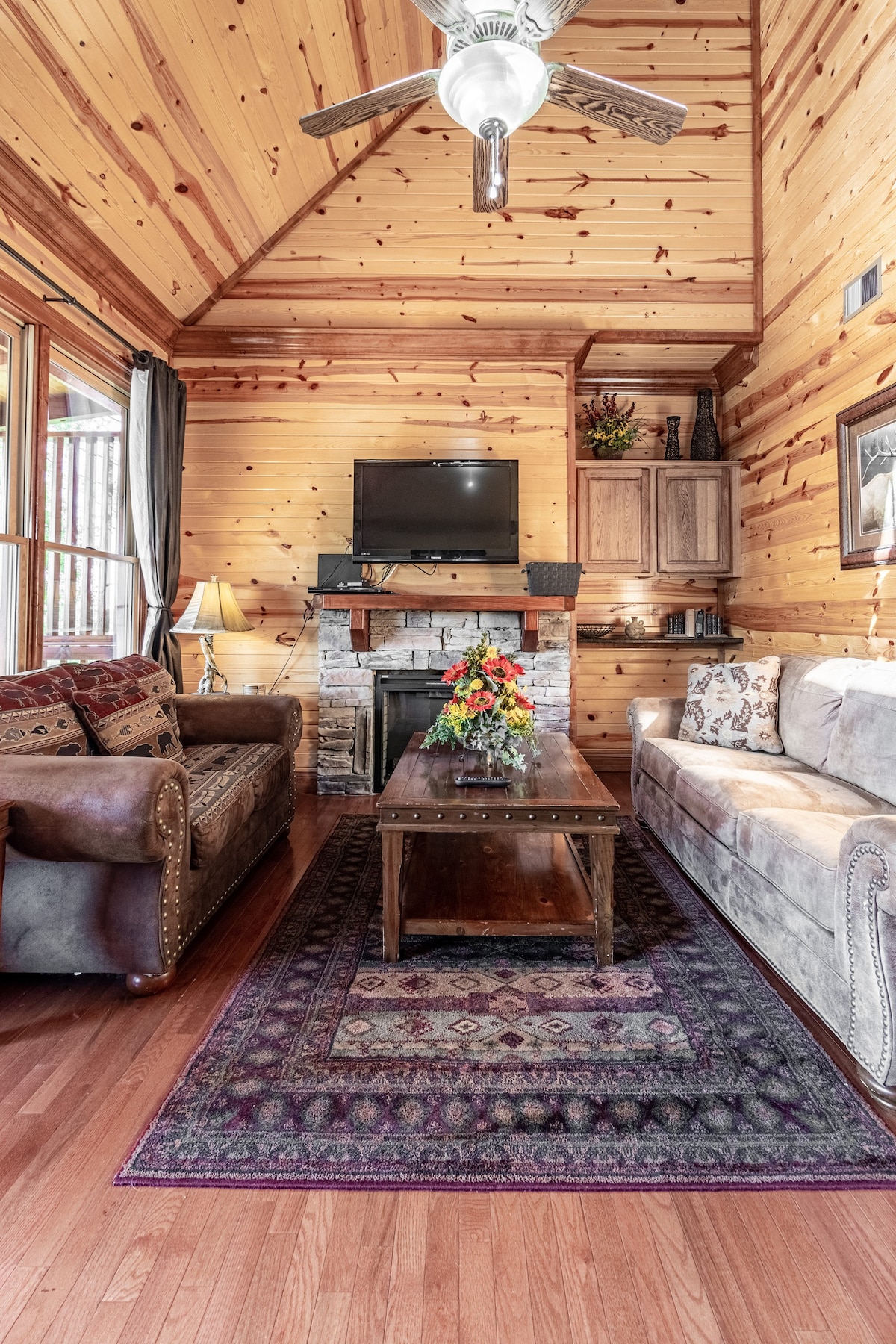 Smoky Hideaway, Sleeps 6・Pool Table・Hot tub・Grill — Pigeon Forge, TN — vacation rental