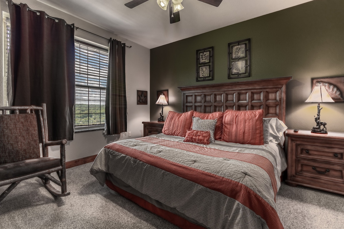 Spacious Cabin, Sleeps 6・View・Near Parkway — Pigeon Forge, TN — vacation rental