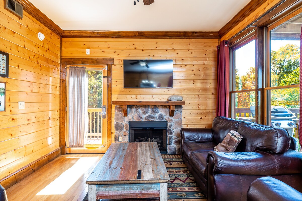 Serene Smoky Cabin, Sleeps 6・Grill・Hot Tub・Deck — Pigeon Forge, TN — vacation rental