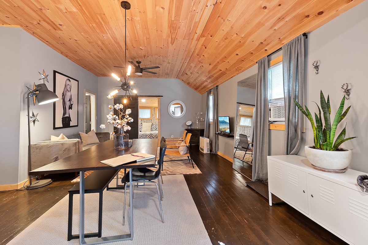Cozy Modern Pocono Cabin | Firepit Nights • BBQ