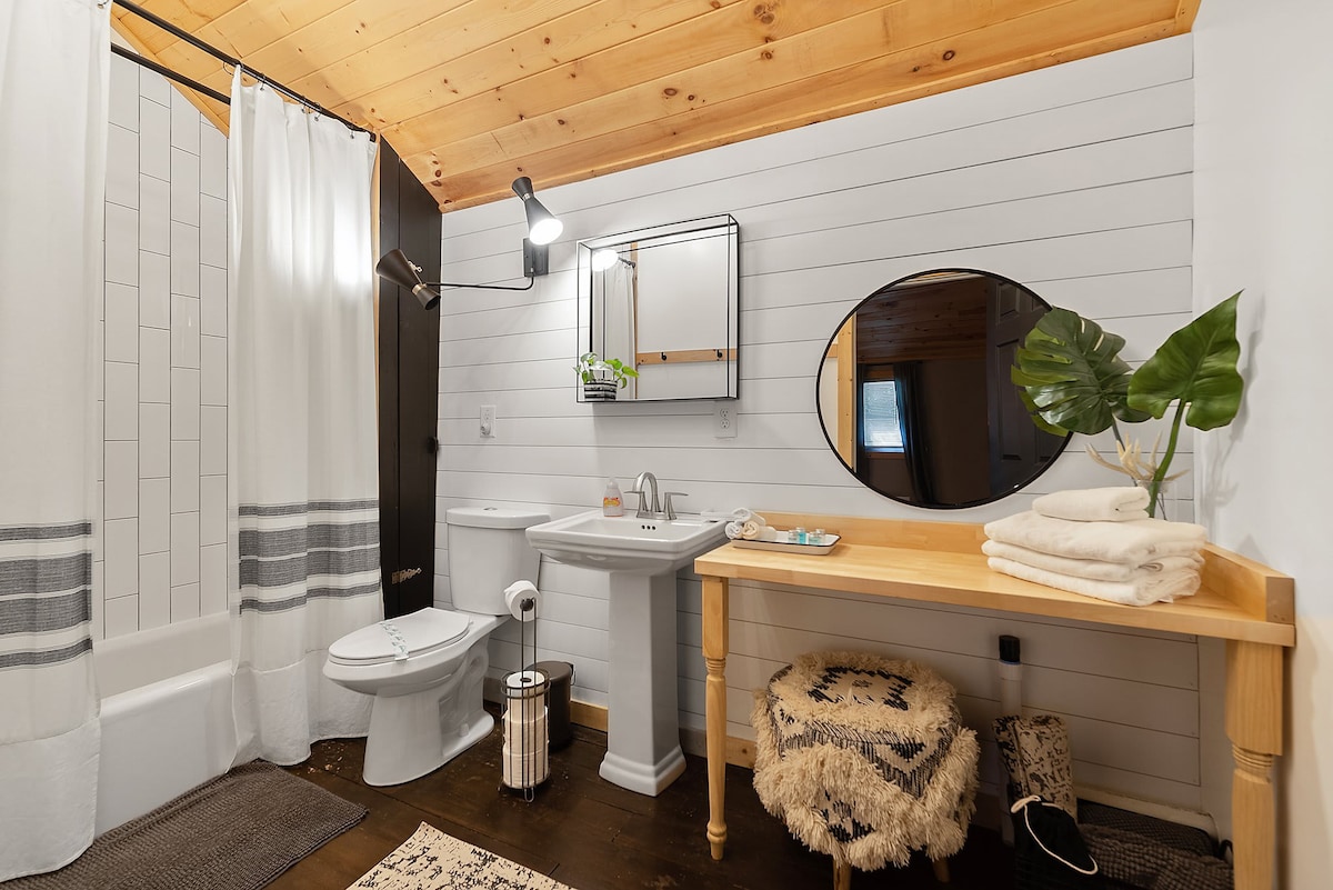 Cozy Modern Pocono Cabin | Firepit Nights • BBQ