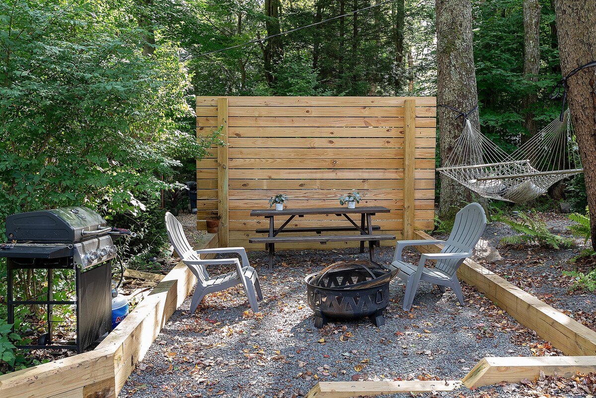 Cozy Modern Pocono Cabin | Firepit Nights • BBQ