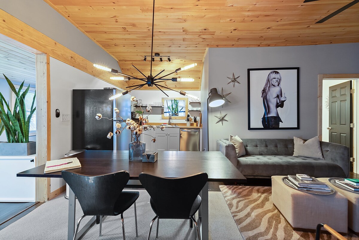 Cozy Modern Pocono Cabin | Firepit Nights • BBQ