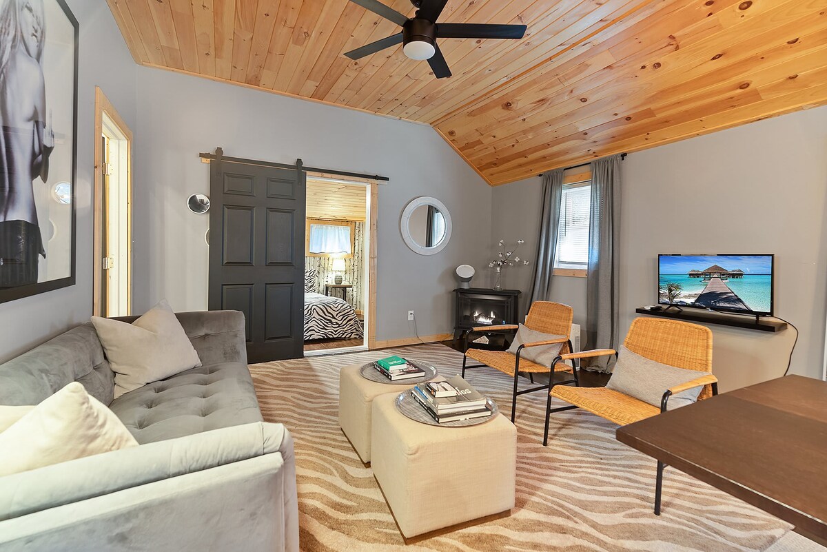 Cozy Modern Pocono Cabin | Firepit Nights • BBQ