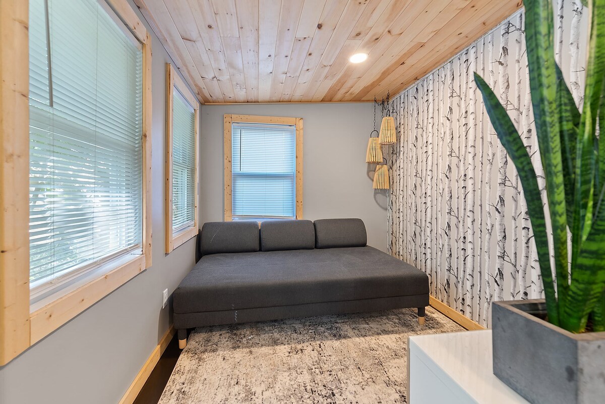Cozy Modern Pocono Cabin | Firepit Nights • BBQ