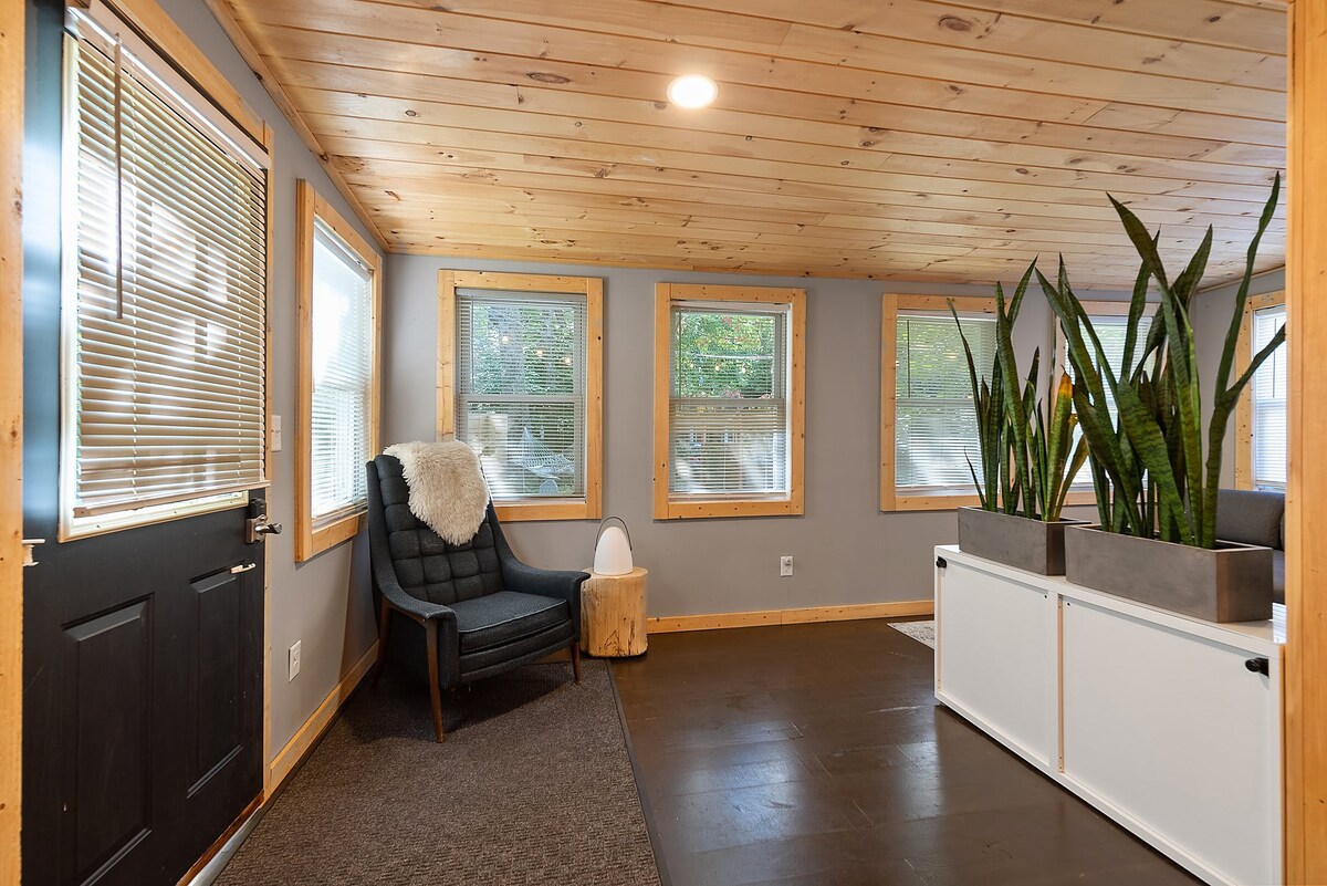 Cozy Modern Pocono Cabin | Firepit Nights • BBQ