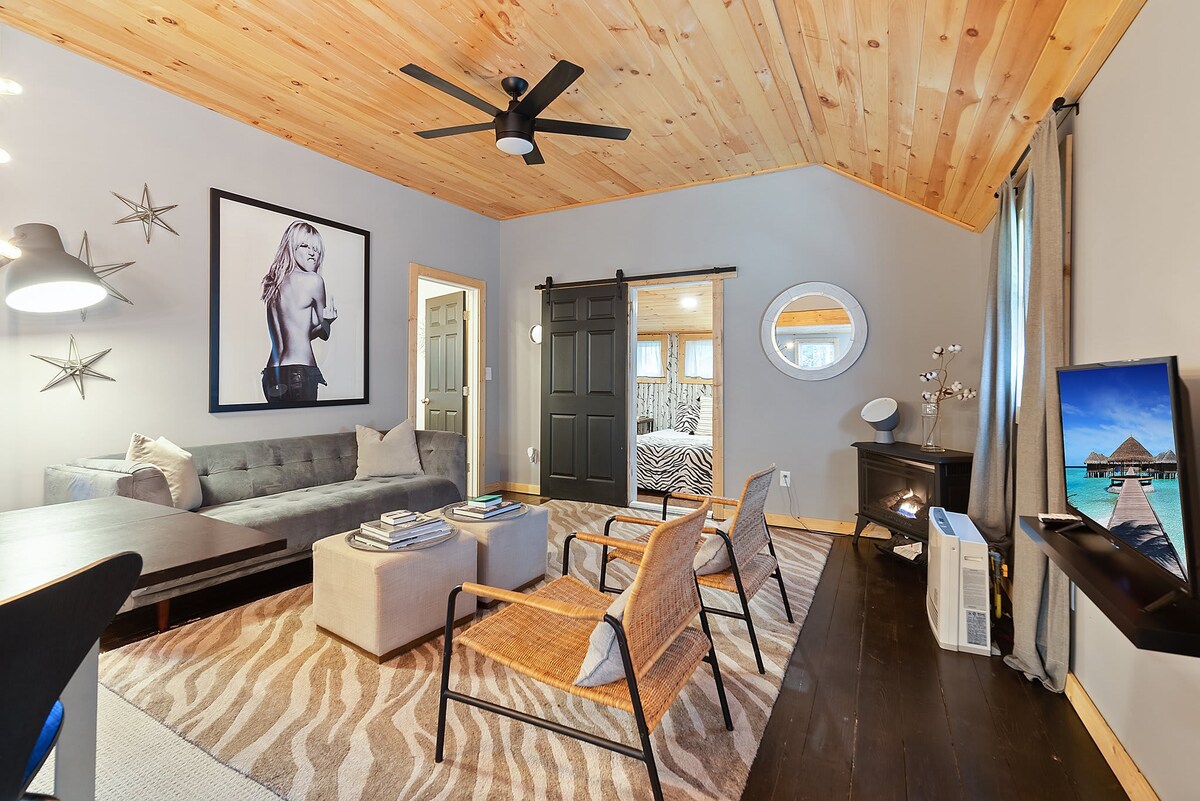 Cozy Modern Pocono Cabin | Firepit Nights • BBQ