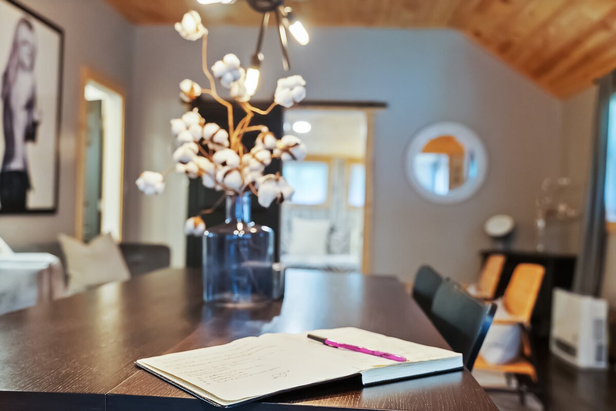 Cozy Modern Pocono Cabin | Firepit Nights • BBQ
