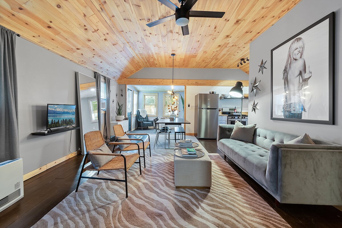 Cozy Modern Pocono Cabin | Firepit Nights • BBQ