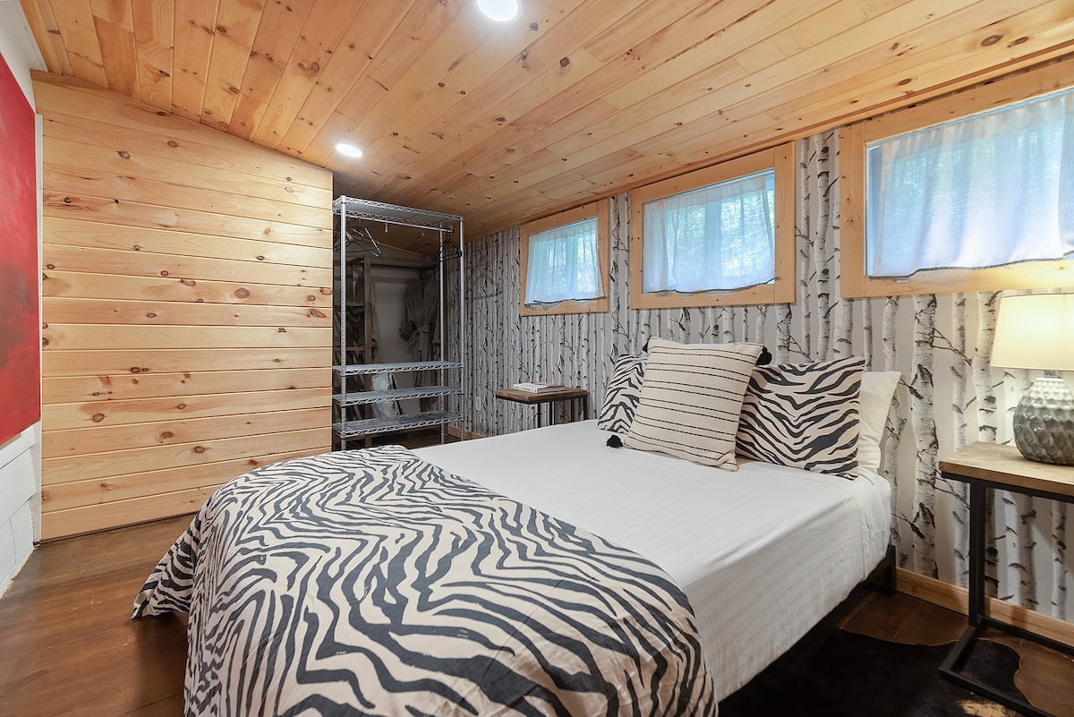 Cozy Modern Pocono Cabin | Firepit Nights • BBQ