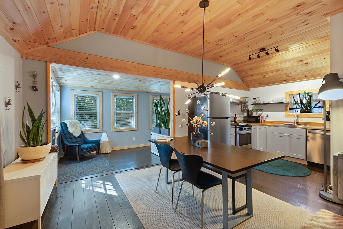 Cozy Modern Pocono Cabin | Firepit Nights • BBQ