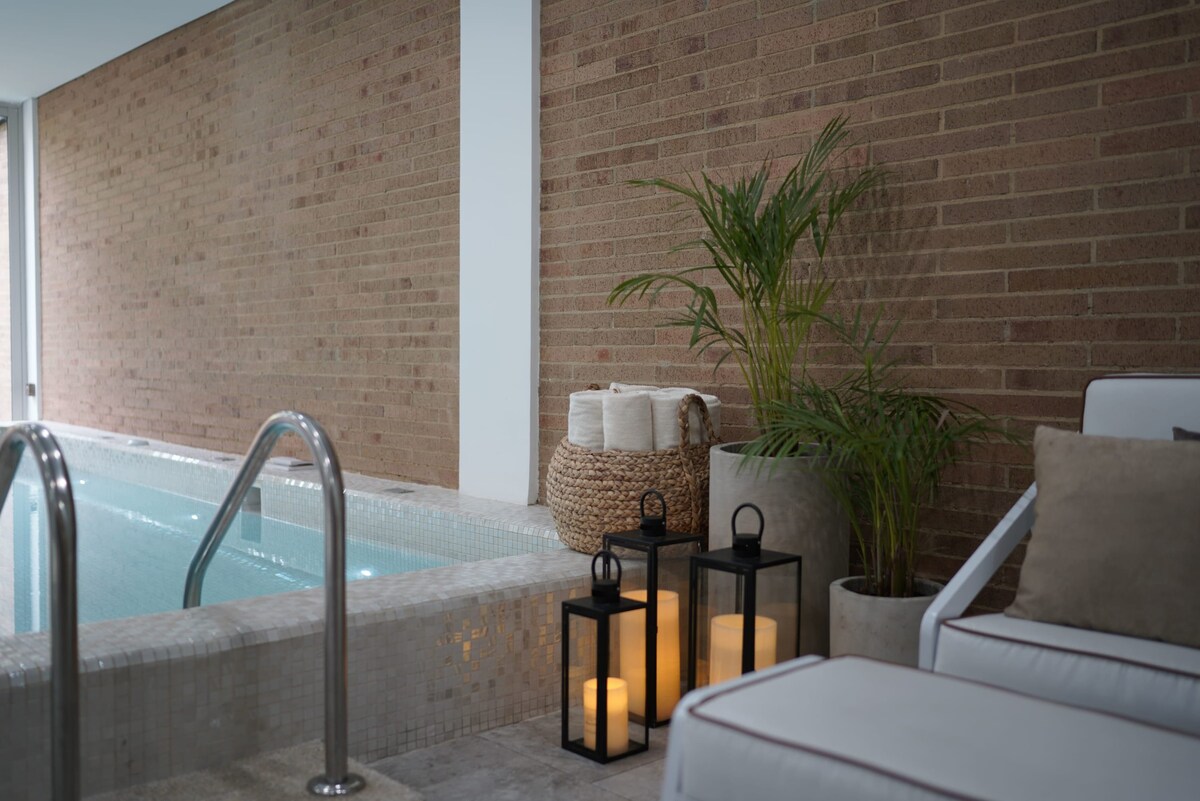 Cloud9| Cozy apt Indoor fireplace|The Ruby interior 5