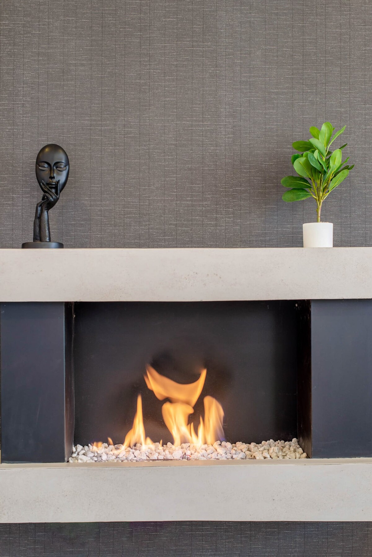 Cloud9| Cozy apt Indoor fireplace|The Ruby interior 3