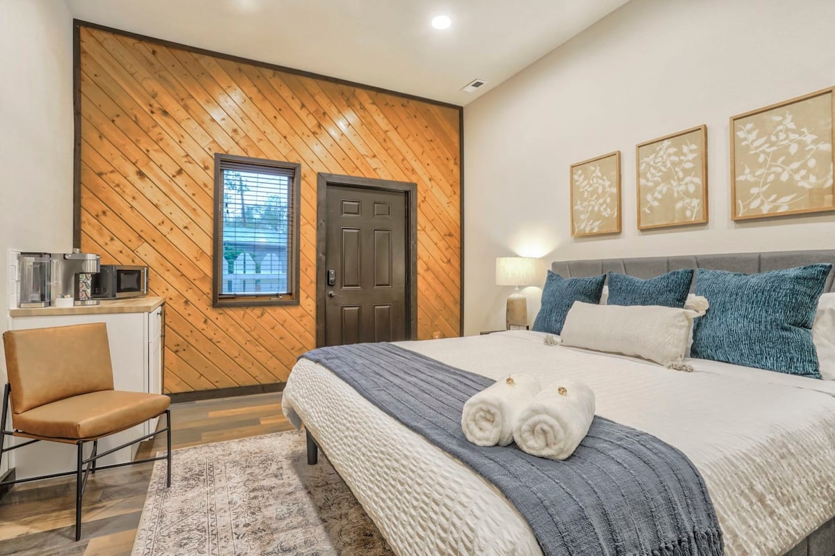 Pinewood Treehouse! King Suite Scenic Worksation — Colorado Springs, CO — vacation rental