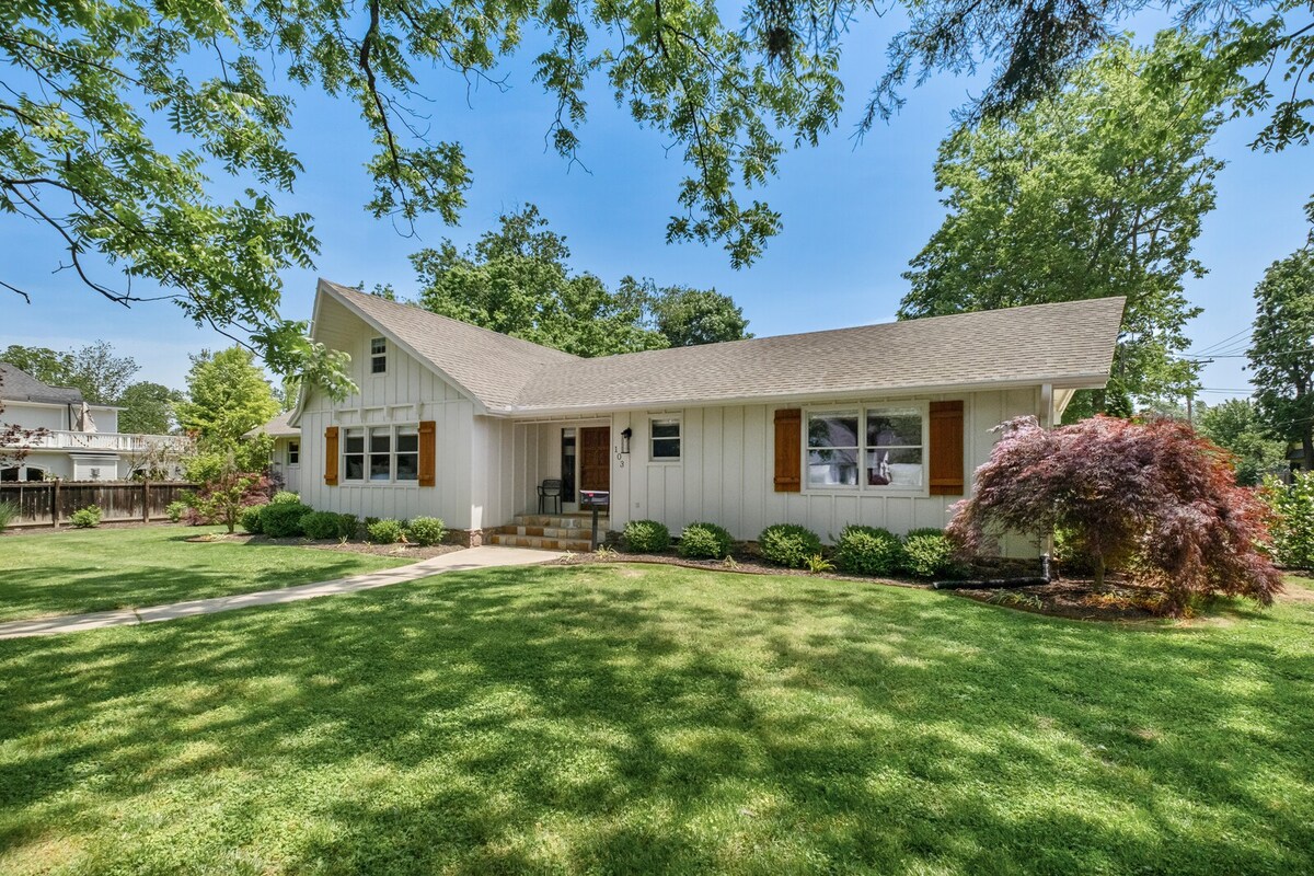 Sunny Chalet - 1 block to Bentonville DT-Sleeps 10 2