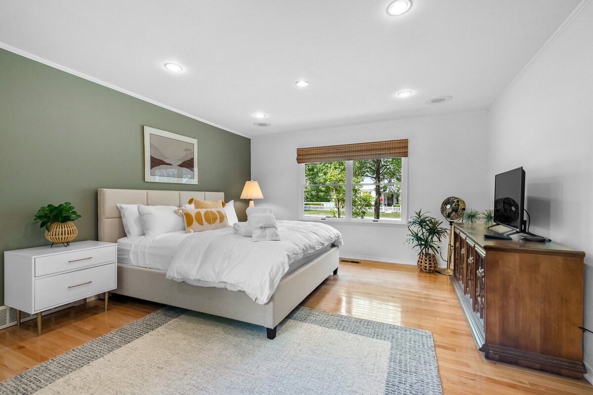 Sunny Chalet - 1 block to Bentonville DT-Sleeps 10 3